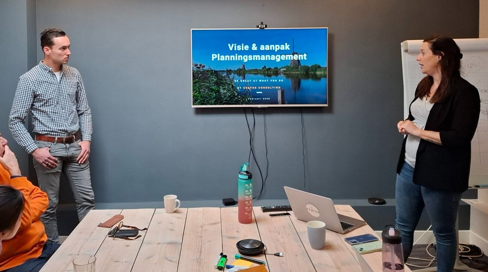 Consultants van Cratos Consulting presenteren hun visie op planning